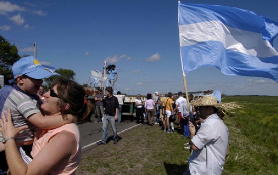 Los ambientalistas de Gualeguaych organizaron actividades para festejar el aniversario del bloqueo.