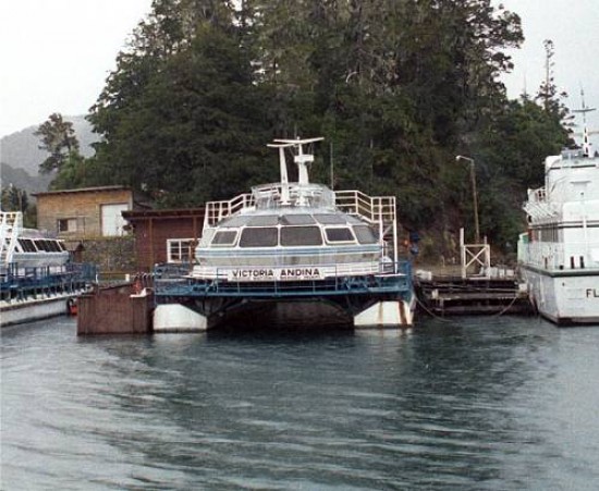 El catamarán "Victoria Andina" está siendo desarmado para ser trasladado a Santa Cruz.