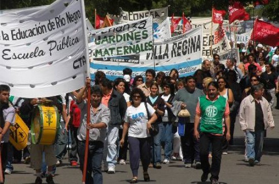 Los docentes de Río Negro realizaron ayer un paro por 24 horas ante la falta de diálogo del gobierno provincial.