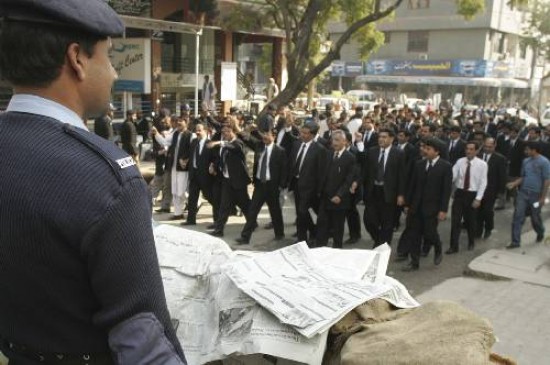 Policas vigilan una de las manifestaciones de abogados realizadas ayer en Islamabad. 