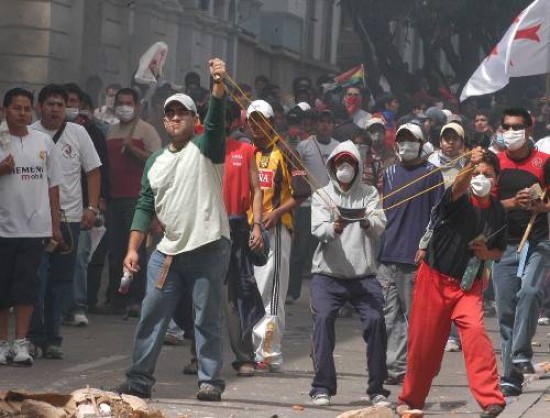  Las protestas complicaron la sesión en Sucre, y los delegados oficialistas, que son mayoría, sesionan custodiados por militares. 