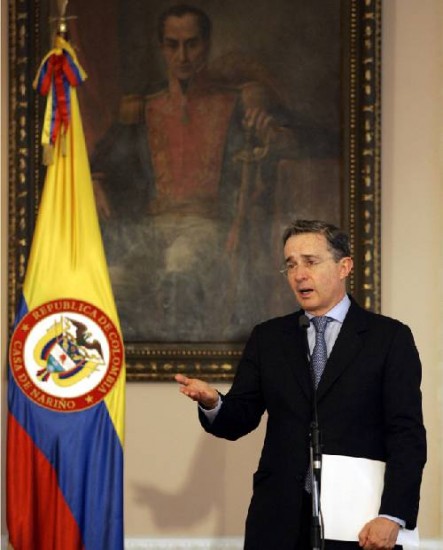 Uribe aceptaría que las FARC liberaran a rehenes pero no negociará un despeje, dijo. 