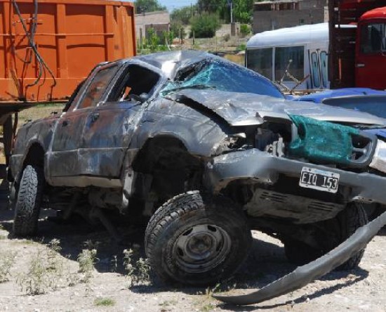 Las huellas en la Ford Ranger demuestran lo violento del accidente.