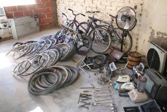 Numero-sas partes de bicicletas y hasta rodados completos fueron secues-trados por la polica.