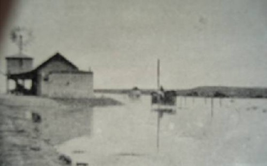 Estación Chimpay bajo las aguas en 1899.