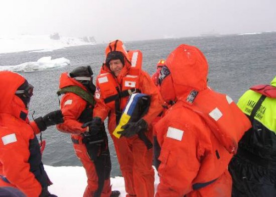  Anoche llegaron a Punta Arenas ocupantes del crucero accidentado trasladados por una nave de la Fuerza Area chilena. 