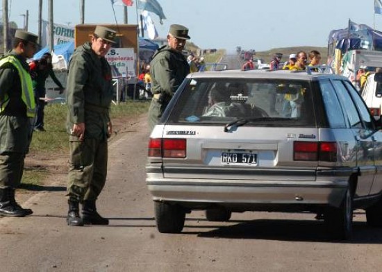 Gendarmera realiz controles para impedir que ambientalistas crucen a Uruguay.
