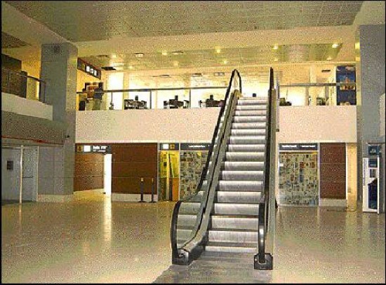 El hall principal del aeropuerto luce remozado.