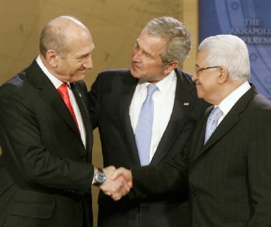  Abbas, Olmert y Bush, al momento de leer la declaración que establece una ruta hacia las negociaciones de paz en el 2008. 