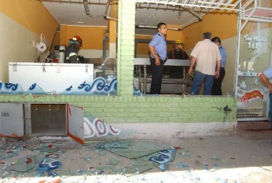 Explosión y susto en la pescadería ubicada en San Martín al 1.800. 