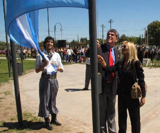El intendente Ferreira regresó de sus vacaciones en Bolivia e inauguró la Plaza de los Inmigrantes. 