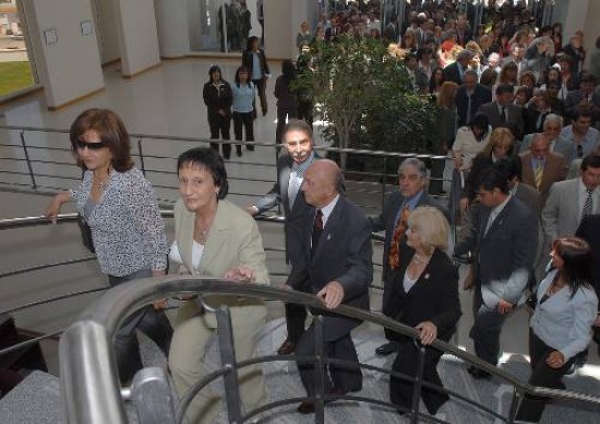 El gobernador ayer participó de la inauguración del edificio de la Legislatura.