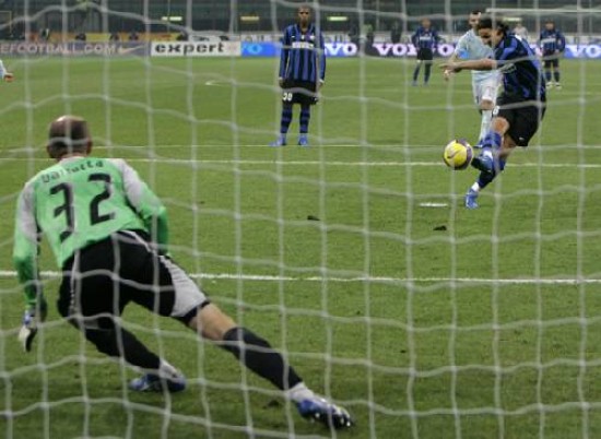 Zlatan Ibrahimovic marc el segundo del Inter, que gan 2-0 a Lazio.