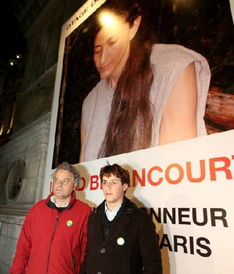 Una foto gigante de Ingrid Betancourt qued expuesta ayer en la fachada de la municipali-dad de Pars. Sarkozy promete ayudar a su liberacin.