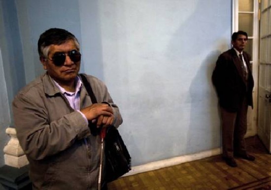 Un ciego espera ser atendido por mdicos cubanos.