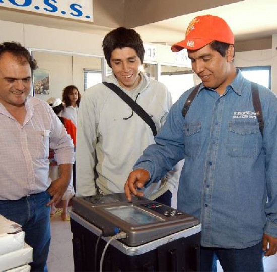 Las urnas electrnicas ya estn en Las Grutas para que los ciudadanos practiquen.