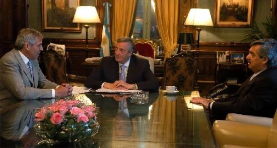 El gobernador electo, con Kirchner y Fernández. En la reunión también estuvo Cristina, quien visitaría Neuquén el próximo 20. 