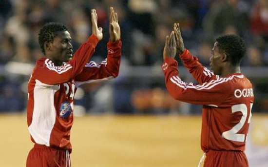 Narry, autor del gol ante Pachuca, y Ogunbiyi. Los dos irán de movida ante el "Xeneize". 