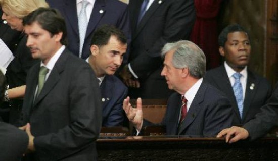 El presidente uruguayo Tabar Vzquez dialog con el prncipe espaol, Felipe de Borbn. Estuvo slo cuatro horas en el pas para evitar conflictos. 