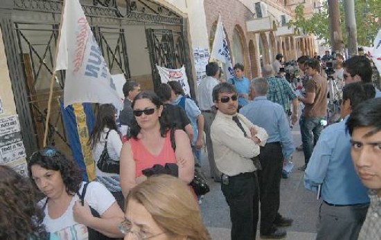 Los trabajadores agremiados se manifestaron frente a la sede del TSJ.