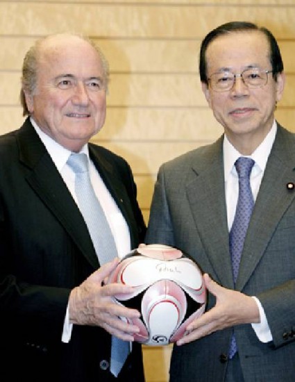 Blatter present el baln de la discordia.