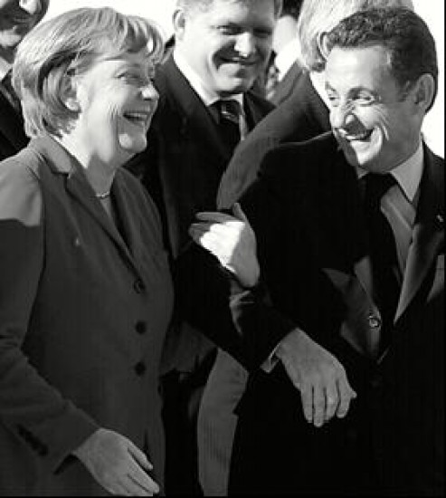 Merkel y Sarkozy, impulsores del nuevo tratado, eufricos con la firma. 