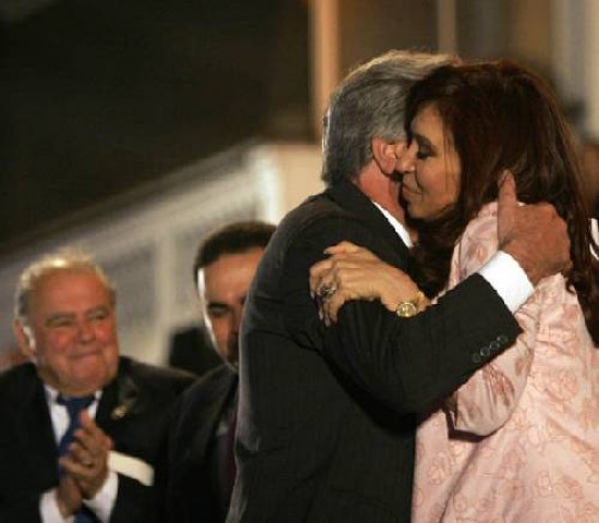Cristina Fernndez recibir la presidencia temporaria del Mercosur de manos de Tabar Vzquez.