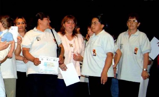 Con alegría y orgullo recibieron sus diplomas las flamantes trabajadoras.