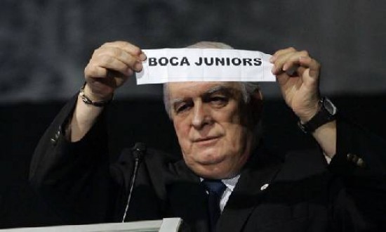 El secretario general de la Conmebol muestra al cabeza de serie del grupo 3, Boca Juniors.