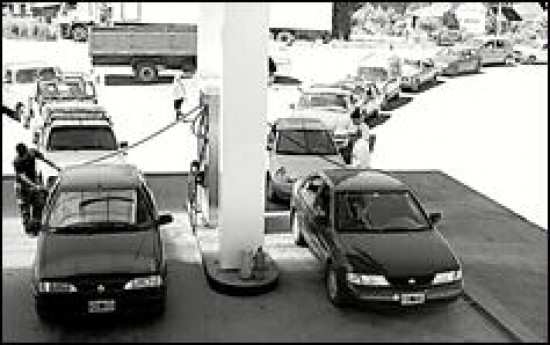 Postal ingrata: la fila de autos esperando cargar combusti-ble.