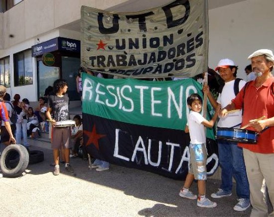 Ayer, medio centenar de mujeres y niños de la UTD y de Resistencia Lautaro reclamaron el pase a planta permanente de 15 subsidiados. 