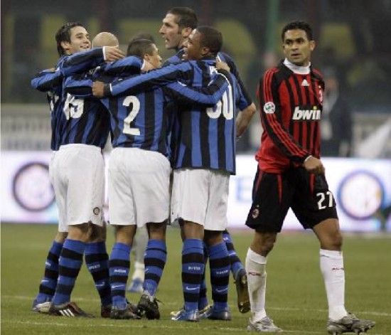 Cambiasso celebra su gol, el del triunfo del Inter sobre el Milan (2-1), el domingo pasado.