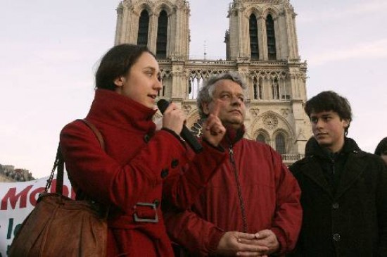 Melanie y Lorenzo Delloye, los hijos de Ingrid Betancourt, delante de la catedral de Notre Dame, peticionando por una rápida liberación de su madre. Larguísima la espera para ellos. 