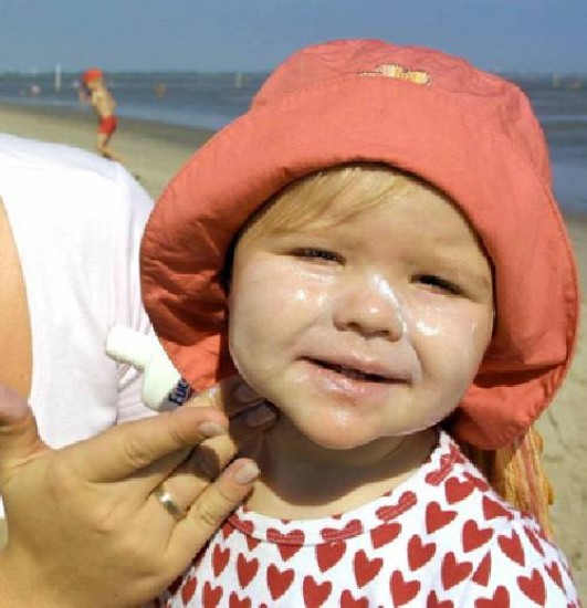 Bebés y niños deben tener más protección solar.