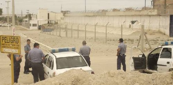 Personal de las comisaras de Roca reforz ayer el permetro exterior de la unidad penitenciaria, ante el temor de una nueva fuga.