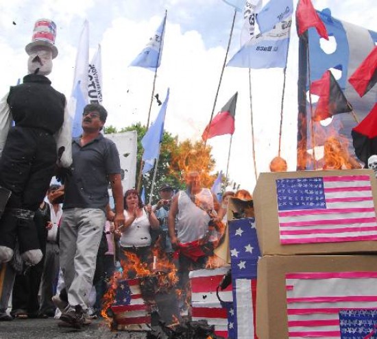 Piqueteros realizaron una protesta antinorteamericana y quemaron banderas. Criticaron las derivaciones del caso Antonini.