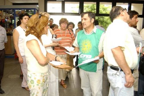 En el edificio de la Anses, la dirigencia de la CTA distribuy volantes.