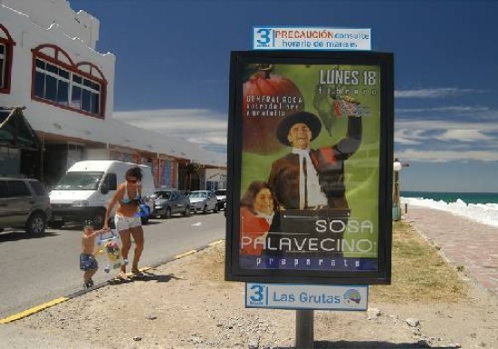 La nueva cartelera advierte sobre los peligros en la playa, entre otras cuestiones. Pero igual hay debate.