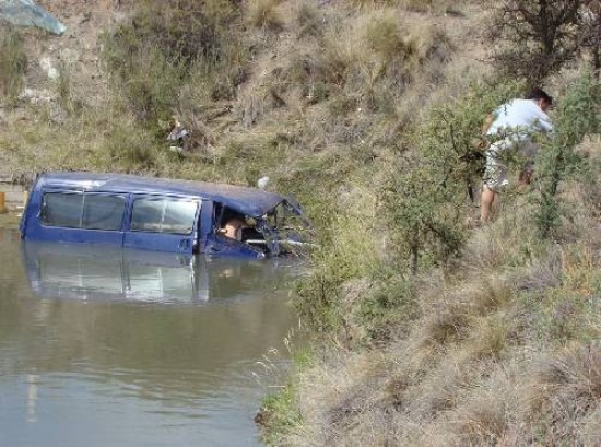 El trágico vuelco ocurrió ayer a las 15:30, a 8 km de Conesa. 