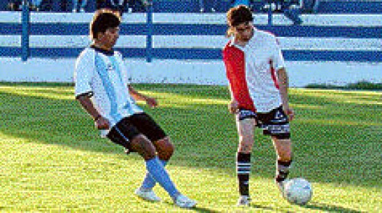 Daniel Neculman (con camiseta celeste y blanca), goleador del ftbol de Ecuador.