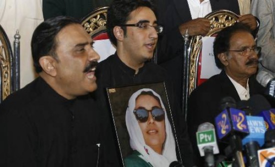 Bilawal y su padre tras ser elegidos al frente del PPP, el partido opositor, que decidió participar de las elecciones del 8 de enero.
