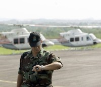 La localidad colombiana Villavicencio está revolucionada por la llegada de aviones y helicópteros que se usarán en la liberación de los rehenes.