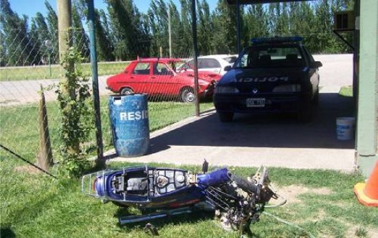 La moto 110 cc. terminó destruida luego del impacto con el Renault 12 (atrás). Ambos rodados quedaron en la sede de Policía Caminera. 