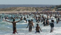 Muchísima gente, mucho sol y disfrute en el comienzo del 2008. Las Grutas lució ayer colmada y sus playas comenzaron a mostrar su mejor cara en la nueva temporada veraniega.