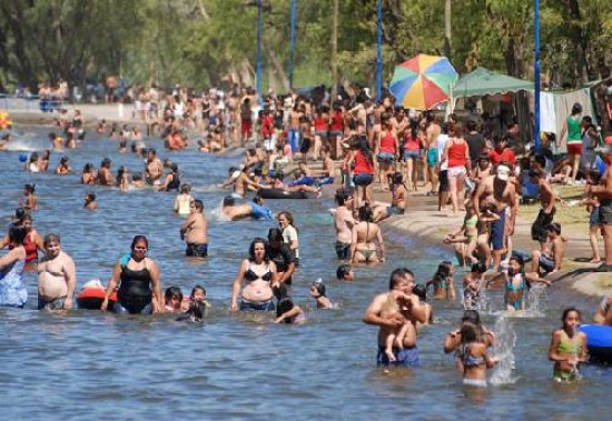 Los neuquinos se volcaron en forma masiva a los balnearios. Más de 4.000 personas pagaron entrada en el balneario de Roca.
