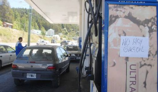 Los carteles que informan de la falta de gasoil aparecieron en Bariloche. El escenario es similar en varias localidades de la región donde venden racionado.
