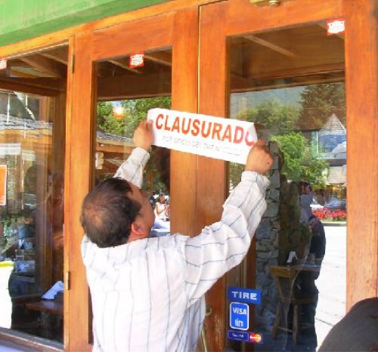 La comuna volvió a clausurar un comercio céntrico de Villa La Angostura.