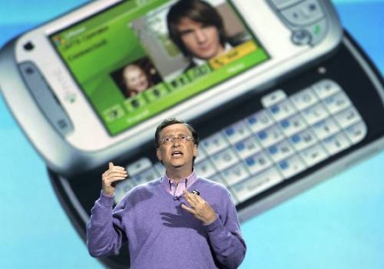 Bill Gates anunci que las computadoras incorporarn medios alternativos de interaccin como la voz y el tacto.