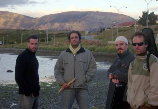 Fuhr, Lusardi, Costanzo y Hock, en la costa de Puerto Natales, con el imponente paisaje de montaas detrs.