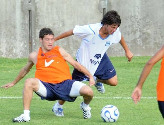 Arriba, Racing busca la mejor forma futbolstica, de cara al debut veraniego. Abajo, San Lorenzo corre a la bsqueda de su mejor forma fsica.